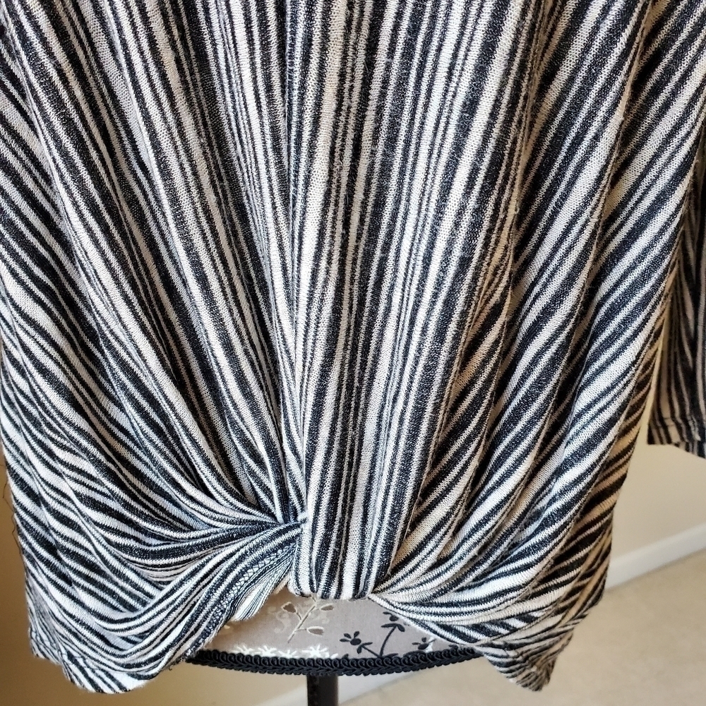 W5 3/4 sleeve striped twist front top sz. M - Picture 2 of 6